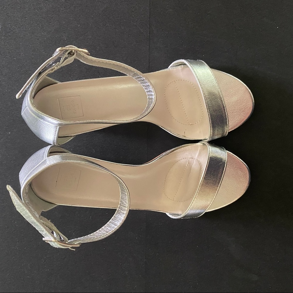 Silver Aryaw Heels Size 8W - Picture 2 of 11